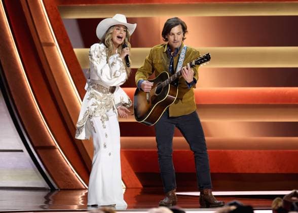 59th Annual CMA Awards - Show Lainey Wilson and Charlie Worsham onstage at the 59th Annual Country Music Association Awards held at the Bridgestone Arena on November 19, 2025 in Nashville, TN. Nashville Bridgestone Arena Tennessee USA Copyright: xCurtisxHilbunx xAFF-USA.COMx