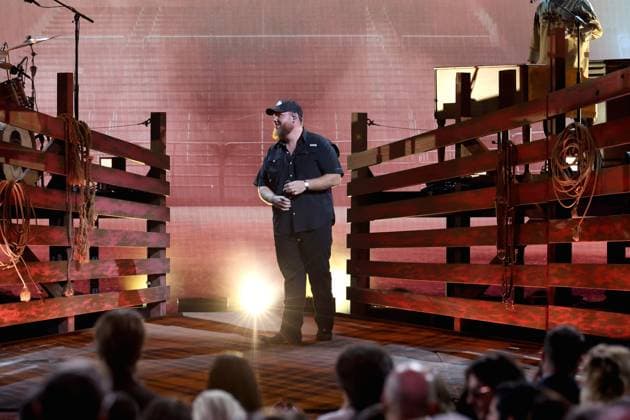 59th Annual CMA Awards - Show Luke Combs onstage at the 59th Annual Country Music Association Awards held at the Bridgestone Arena on November 19, 2025 in Nashville, TN. Nashville Bridgestone Arena Tennessee USA Copyright: xCurtisxHilbunx xAFF-USA.COMx