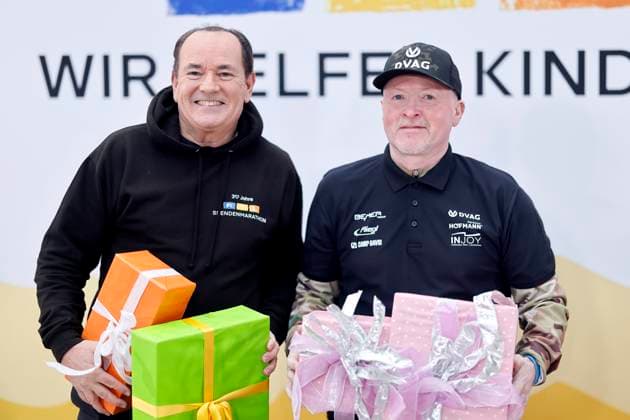 Moderator Wolfram Kons und Sänger Joey Kelly mit Geschenken bei einem Fototermin zu 30 Jahre RTL-Spendenmarathon im RTL-Gebäude am Picassoplatz. Köln, 19.11.2025 NRW Deutschland Copyright: xChristophxHardtx