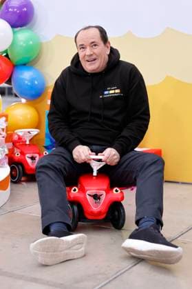 Moderator Wolfram Kons auf einem Rutscheauto bei einem Fototermin zu 30 Jahre RTL-Spendenmarathon im RTL-Gebäude am Picassoplatz. Köln, 19.11.2025 NRW Deutschland Copyright: xChristophxHardtx