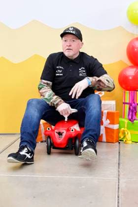 Sänger Joey Kelly auf einem Rutscheauto bei einem Fototermin zu 30 Jahre RTL-Spendenmarathon im RTL-Gebäude am Picassoplatz. Köln, 19.11.2025 NRW Deutschland Copyright: xChristophxHardtx