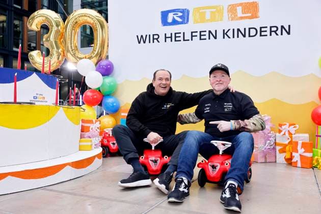 Moderator Wolfram Kons und Sänger Joey Kelly auf Rutscheautos bei einem Fototermin zu 30 Jahre RTL-Spendenmarathon im RTL-Gebäude am Picassoplatz. Köln, 19.11.2025 NRW Deutschland Copyright: xChristophxHardtx