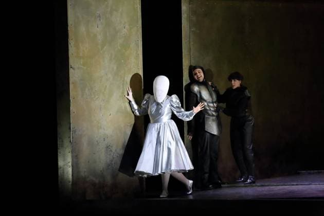 Nicole Chevalier (als Salome), Agustin Gomez (als Narraboth) und Susan Zarrabi (als Ein Page der Herodias), v.l., während der Fotoprobe für Salome in der Komischen Oper im Schillertheater in Berlin, 19. November 2025. Musikdrama in einem Aufzug von Richard Strauss. Musikalische Leitung James Gaffigan. Inszenierung Evgeny Titov. Bühne Rufus Didwiszus. Kostüme Esther Bialas. Premiere ist am 22. November 2025. Komische Oper Berlin Salome