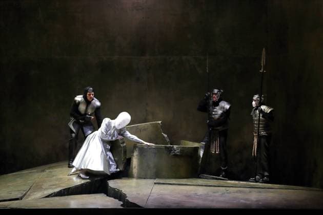 Agustin Gomez (als Narraboth), Nicole Chevalier (als Salome), Andrew Harris (als Zweiter Soldat) und Philipp Meierhöfer (als Erster Soldat), v.l., während der Fotoprobe für Salome in der Komischen Oper im Schillertheater in Berlin, 19. November 2025. Musikdrama in einem Aufzug von Richard Strauss. Musikalische Leitung James Gaffigan. Inszenierung Evgeny Titov. Bühne Rufus Didwiszus. Kostüme Esther Bialas. Premiere ist am 22. November 2025. Komische Oper Berlin Salome