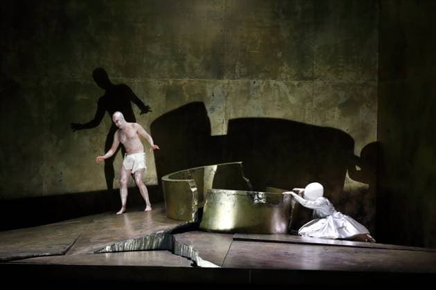 Günter Papendell (als Jochanaan) und Nicole Chevalier (als Salome) während der Fotoprobe für Salome in der Komischen Oper im Schillertheater in Berlin, 19. November 2025. Musikdrama in einem Aufzug von Richard Strauss. Musikalische Leitung James Gaffigan. Inszenierung Evgeny Titov. Bühne Rufus Didwiszus. Kostüme Esther Bialas. Premiere ist am 22. November 2025. Komische Oper Berlin Salome