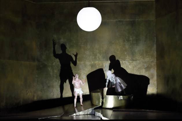 Günter Papendell (als Jochanaan) und Nicole Chevalier (als Salome) während der Fotoprobe für Salome in der Komischen Oper im Schillertheater in Berlin, 19. November 2025. Musikdrama in einem Aufzug von Richard Strauss. Musikalische Leitung James Gaffigan. Inszenierung Evgeny Titov. Bühne Rufus Didwiszus. Kostüme Esther Bialas. Premiere ist am 22. November 2025. Komische Oper Berlin Salome