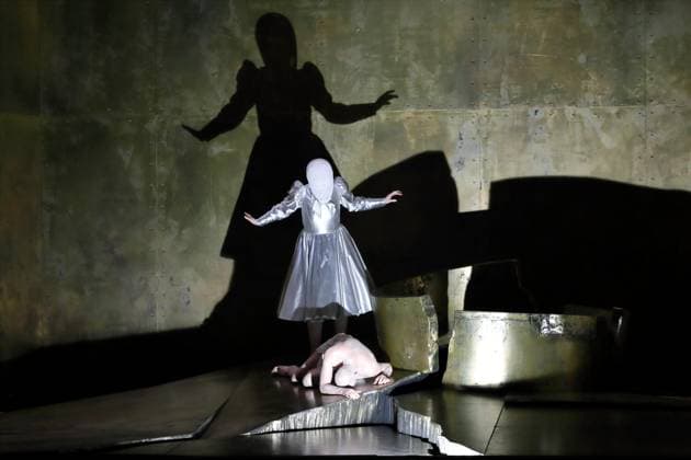Nicole Chevalier (als Salome) und Günter Papendell (als Jochanaan) während der Fotoprobe für Salome in der Komischen Oper im Schillertheater in Berlin, 19. November 2025. Musikdrama in einem Aufzug von Richard Strauss. Musikalische Leitung James Gaffigan. Inszenierung Evgeny Titov. Bühne Rufus Didwiszus. Kostüme Esther Bialas. Premiere ist am 22. November 2025. Komische Oper Berlin Salome