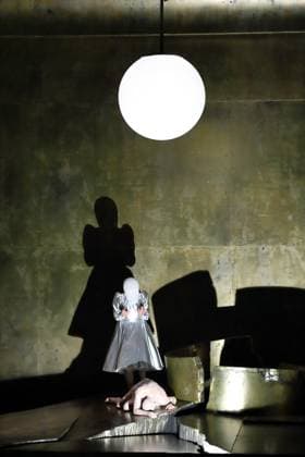 Nicole Chevalier (als Salome) und Günter Papendell (als Jochanaan) während der Fotoprobe für Salome in der Komischen Oper im Schillertheater in Berlin, 19. November 2025. Musikdrama in einem Aufzug von Richard Strauss. Musikalische Leitung James Gaffigan. Inszenierung Evgeny Titov. Bühne Rufus Didwiszus. Kostüme Esther Bialas. Premiere ist am 22. November 2025. Komische Oper Berlin Salome