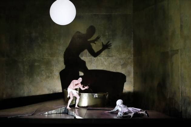 Günter Papendell (als Jochanaan) und Nicole Chevalier (als Salome) während der Fotoprobe für Salome in der Komischen Oper im Schillertheater in Berlin, 19. November 2025. Musikdrama in einem Aufzug von Richard Strauss. Musikalische Leitung James Gaffigan. Inszenierung Evgeny Titov. Bühne Rufus Didwiszus. Kostüme Esther Bialas. Premiere ist am 22. November 2025. Komische Oper Berlin Salome