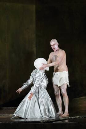 Nicole Chevalier (als Salome) und Günter Papendell (als Jochanaan) während der Fotoprobe für Salome in der Komischen Oper im Schillertheater in Berlin, 19. November 2025. Musikdrama in einem Aufzug von Richard Strauss. Musikalische Leitung James Gaffigan. Inszenierung Evgeny Titov. Bühne Rufus Didwiszus. Kostüme Esther Bialas. Premiere ist am 22. November 2025. Komische Oper Berlin Salome