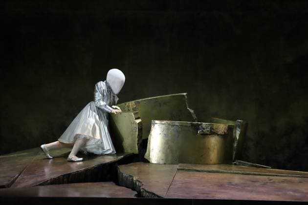 Nicole Chevalier (als Salome) während der Fotoprobe für Salome in der Komischen Oper im Schillertheater in Berlin, 19. November 2025. Musikdrama in einem Aufzug von Richard Strauss. Musikalische Leitung James Gaffigan. Inszenierung Evgeny Titov. Bühne Rufus Didwiszus. Kostüme Esther Bialas. Premiere ist am 22. November 2025. Komische Oper Berlin Salome