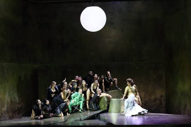 Matthias Wohlbrecht (als Herodes), Karolina Gumos (als Herodias) und Nicole Chevalier (als Salome), v.l., sowie Tänzerinnen und Tänzer während der Fotoprobe für Salome in der Komischen Oper im Schillertheater in Berlin, 19. November 2025. Musikdrama in einem Aufzug von Richard Strauss. Musikalische Leitung James Gaffigan. Inszenierung Evgeny Titov. Bühne Rufus Didwiszus. Kostüme Esther Bialas. Premiere ist am 22. November 2025. Komische Oper Berlin Salome