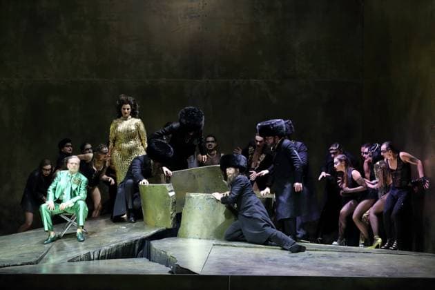 Matthias Wohlbrecht (als Herodes) und Karolina Gumos (als Herodias) sowie Ensemble während der Fotoprobe für Salome in der Komischen Oper im Schillertheater in Berlin, 19. November 2025. Musikdrama in einem Aufzug von Richard Strauss. Musikalische Leitung James Gaffigan. Inszenierung Evgeny Titov. Bühne Rufus Didwiszus. Kostüme Esther Bialas. Premiere ist am 22. November 2025. Komische Oper Berlin Salome