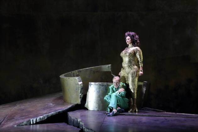 Matthias Wohlbrecht (als Herodes) und Karolina Gumos (als Herodias) während der Fotoprobe für Salome in der Komischen Oper im Schillertheater in Berlin, 19. November 2025. Musikdrama in einem Aufzug von Richard Strauss. Musikalische Leitung James Gaffigan. Inszenierung Evgeny Titov. Bühne Rufus Didwiszus. Kostüme Esther Bialas. Premiere ist am 22. November 2025. Komische Oper Berlin Salome