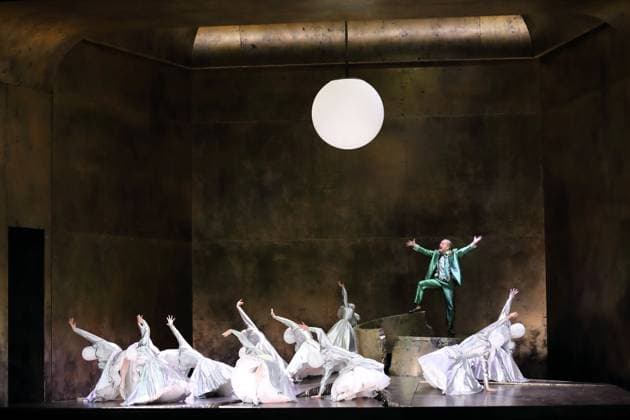 Matthias Wohlbrecht (als Herodes) und Tänzerinnen während der Fotoprobe für Salome in der Komischen Oper im Schillertheater in Berlin, 19. November 2025. Musikdrama in einem Aufzug von Richard Strauss. Musikalische Leitung James Gaffigan. Inszenierung Evgeny Titov. Bühne Rufus Didwiszus. Kostüme Esther Bialas. Premiere ist am 22. November 2025. Komische Oper Berlin Salome