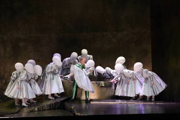 Matthias Wohlbrecht (als Herodes) und Tänzerinnen während der Fotoprobe für Salome in der Komischen Oper im Schillertheater in Berlin, 19. November 2025. Musikdrama in einem Aufzug von Richard Strauss. Musikalische Leitung James Gaffigan. Inszenierung Evgeny Titov. Bühne Rufus Didwiszus. Kostüme Esther Bialas. Premiere ist am 22. November 2025. Komische Oper Berlin Salome
