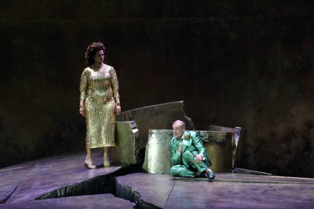 Karolina Gumos (als Herodias) und Matthias Wohlbrecht (als Herodes) während der Fotoprobe für Salome in der Komischen Oper im Schillertheater in Berlin, 19. November 2025. Musikdrama in einem Aufzug von Richard Strauss. Musikalische Leitung James Gaffigan. Inszenierung Evgeny Titov. Bühne Rufus Didwiszus. Kostüme Esther Bialas. Premiere ist am 22. November 2025. Komische Oper Berlin Salome