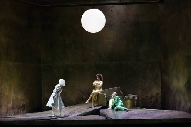 Nicole Chevalier (als Salome), Karolina Gumos (als Herodias) und Matthias Wohlbrecht (als Herodes), v.l., während der Fotoprobe für Salome in der Komischen Oper im Schillertheater in Berlin, 19. November 2025. Musikdrama in einem Aufzug von Richard Strauss. Musikalische Leitung James Gaffigan. Inszenierung Evgeny Titov. Bühne Rufus Didwiszus. Kostüme Esther Bialas. Premiere ist am 22. November 2025. Komische Oper Berlin Salome
