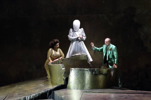 Karolina Gumos (als Herodias), Nicole Chevalier (als Salome) und Matthias Wohlbrecht (als Herodes), v.l., während der Fotoprobe für Salome in der Komischen Oper im Schillertheater in Berlin, 19. November 2025. Musikdrama in einem Aufzug von Richard Strauss. Musikalische Leitung James Gaffigan. Inszenierung Evgeny Titov. Bühne Rufus Didwiszus. Kostüme Esther Bialas. Premiere ist am 22. November 2025. Komische Oper Berlin Salome