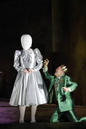 Nicole Chevalier (als Salome) und Matthias Wohlbrecht (als Herodes) während der Fotoprobe für Salome in der Komischen Oper im Schillertheater in Berlin, 19. November 2025. Musikdrama in einem Aufzug von Richard Strauss. Musikalische Leitung James Gaffigan. Inszenierung Evgeny Titov. Bühne Rufus Didwiszus. Kostüme Esther Bialas. Premiere ist am 22. November 2025. Komische Oper Berlin Salome