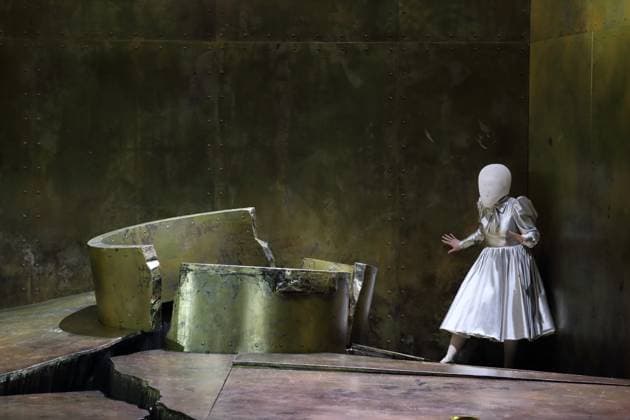 Nicole Chevalier (als Salome) während der Fotoprobe für Salome in der Komischen Oper im Schillertheater in Berlin, 19. November 2025. Musikdrama in einem Aufzug von Richard Strauss. Musikalische Leitung James Gaffigan. Inszenierung Evgeny Titov. Bühne Rufus Didwiszus. Kostüme Esther Bialas. Premiere ist am 22. November 2025. Komische Oper Berlin Salome