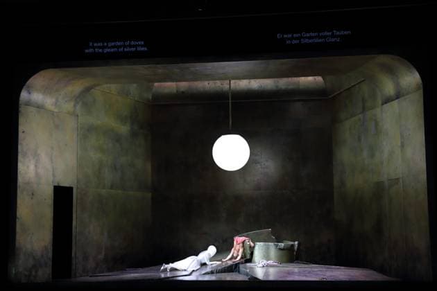 Nicole Chevalier (als Salome) während der Fotoprobe für Salome in der Komischen Oper im Schillertheater in Berlin, 19. November 2025. Musikdrama in einem Aufzug von Richard Strauss. Musikalische Leitung James Gaffigan. Inszenierung Evgeny Titov. Bühne Rufus Didwiszus. Kostüme Esther Bialas. Premiere ist am 22. November 2025. Komische Oper Berlin Salome