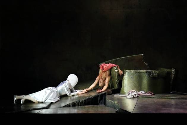 Nicole Chevalier (als Salome) während der Fotoprobe für Salome in der Komischen Oper im Schillertheater in Berlin, 19. November 2025. Musikdrama in einem Aufzug von Richard Strauss. Musikalische Leitung James Gaffigan. Inszenierung Evgeny Titov. Bühne Rufus Didwiszus. Kostüme Esther Bialas. Premiere ist am 22. November 2025. Komische Oper Berlin Salome