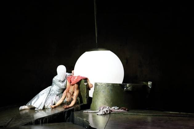 Nicole Chevalier (als Salome) während der Fotoprobe für Salome in der Komischen Oper im Schillertheater in Berlin, 19. November 2025. Musikdrama in einem Aufzug von Richard Strauss. Musikalische Leitung James Gaffigan. Inszenierung Evgeny Titov. Bühne Rufus Didwiszus. Kostüme Esther Bialas. Premiere ist am 22. November 2025. Komische Oper Berlin Salome