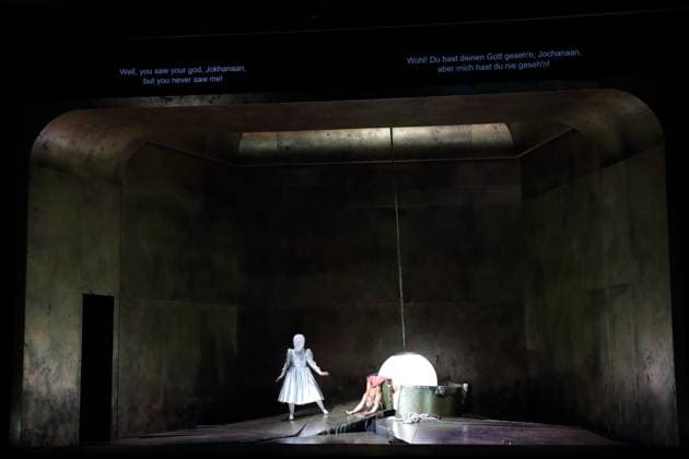 Nicole Chevalier (als Salome) während der Fotoprobe für Salome in der Komischen Oper im Schillertheater in Berlin, 19. November 2025. Musikdrama in einem Aufzug von Richard Strauss. Musikalische Leitung James Gaffigan. Inszenierung Evgeny Titov. Bühne Rufus Didwiszus. Kostüme Esther Bialas. Premiere ist am 22. November 2025. Komische Oper Berlin Salome