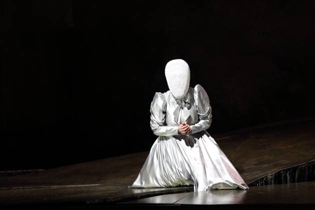 Nicole Chevalier (als Salome) während der Fotoprobe für Salome in der Komischen Oper im Schillertheater in Berlin, 19. November 2025. Musikdrama in einem Aufzug von Richard Strauss. Musikalische Leitung James Gaffigan. Inszenierung Evgeny Titov. Bühne Rufus Didwiszus. Kostüme Esther Bialas. Premiere ist am 22. November 2025. Komische Oper Berlin Salome