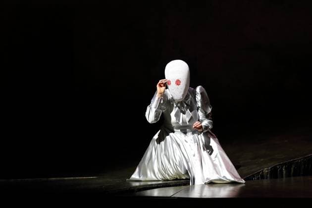 Nicole Chevalier (als Salome) während der Fotoprobe für Salome in der Komischen Oper im Schillertheater in Berlin, 19. November 2025. Musikdrama in einem Aufzug von Richard Strauss. Musikalische Leitung James Gaffigan. Inszenierung Evgeny Titov. Bühne Rufus Didwiszus. Kostüme Esther Bialas. Premiere ist am 22. November 2025. Komische Oper Berlin Salome