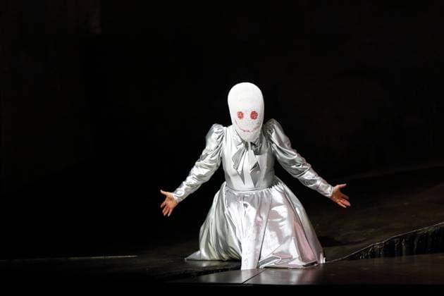 Nicole Chevalier (als Salome) während der Fotoprobe für Salome in der Komischen Oper im Schillertheater in Berlin, 19. November 2025. Musikdrama in einem Aufzug von Richard Strauss. Musikalische Leitung James Gaffigan. Inszenierung Evgeny Titov. Bühne Rufus Didwiszus. Kostüme Esther Bialas. Premiere ist am 22. November 2025. Komische Oper Berlin Salome