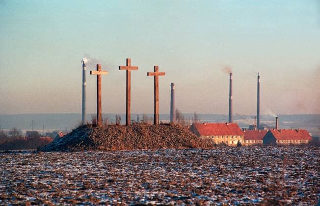 Deutschland, Freiberg, 08.11.1990 F: 01-11-32 An einem alten Heuersteig gelegen und bereits 1564 urkundlich erwaehnt, weisen die drei Kreuze auf einen ehemaligen Bergarbeiterandachtsort aus vorreformatorisch-katholischer Zeit hin, fuer dessen Unterhalt die Bergarbeitergilde verantwortlich war. Foto: Blick auf die drei Kreuze Stadt Freiberg Stadt Freiberg *** Germany, Freiberg, 08 11 1990 F 01 11 32 Situated on an old Heuersteig trail and mentioned in documents as early as 1564, the three crosses point to a former miners refuge from pre-Reformation Catholic times, for whose upkeep the miners guild was responsible Photo View of the three crosses City of Freiberg City of Freiberg