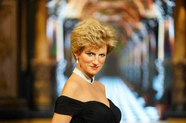 Statue of Lady Diana Princess Diana, Lady Di, Diana Spencer enters the Musée Grévin for the first time in her mythical revenge dress in Paris on Thursday, November 20, 2025 The decision not to sculpt a statue of Lady Diana was initially an ethical one, that of not making a recovery either immediately after the tragedy, nor in the years that followed But why now? The decision to finally sculpt a wax statue of Lady Di was taken after a trip to London by Grévin Museum Managing Director Yves Delhommeau. During his visit to Madame Tussauds, he found that the statue of Diana placed alone under a tree was not highlighted enough and imagined that the Grévin Museum could do better This decision also comes at a time when writer Christine Orb  Copyright: xAnne-SophiexGuebeyx xBestimagexAnne-SophiexGuebeyx xBestimagex