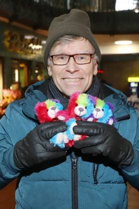 Leuchtfeuer Teddybaeren Charity Aktion Thorsten Laussch, Leuchtfeuer Teddybaeren Charity Aktion, Hauptbahnhof Hamburg, 20.11.2025 Copyright: xEventpressxBecherx