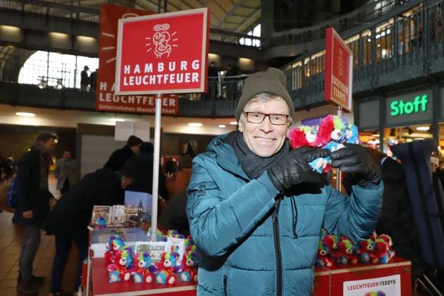 Leuchtfeuer Teddybaeren Charity Aktion Thorsten Laussch, Leuchtfeuer Teddybaeren Charity Aktion, Hauptbahnhof Hamburg, 20.11.2025 Copyright: xEventpressxBecherx
