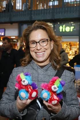 Leuchtfeuer Teddybaeren Charity Aktion Carola Veit, Leuchtfeuer Teddybaeren Charity Aktion, Hauptbahnhof Hamburg, 20.11.2025 Copyright: xEventpressxBecherx