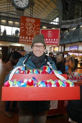 Leuchtfeuer Teddybaeren Charity Aktion Thorsten Laussch, Leuchtfeuer Teddybaeren Charity Aktion, Hauptbahnhof Hamburg, 20.11.2025 Copyright: xEventpressxBecherx