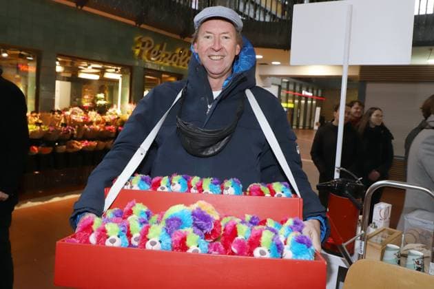 Leuchtfeuer Teddybaeren Charity Aktion Lou Richter, Leuchtfeuer Teddybaeren Charity Aktion, Hauptbahnhof Hamburg, 20.11.2025 Copyright: xEventpressxBecherx