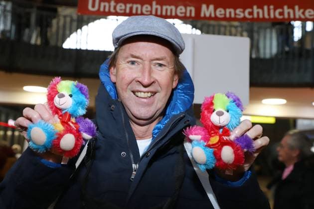 Leuchtfeuer Teddybaeren Charity Aktion Lou Richter, Leuchtfeuer Teddybaeren Charity Aktion, Hauptbahnhof Hamburg, 20.11.2025 Copyright: xEventpressxBecherx