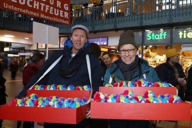 Leuchtfeuer Teddybaeren Charity Aktion Lou Richter, Thorsten Laussch, Leuchtfeuer Teddybaeren Charity Aktion, Hauptbahnhof Hamburg, 20.11.2025 Copyright: xEventpressxBecherx