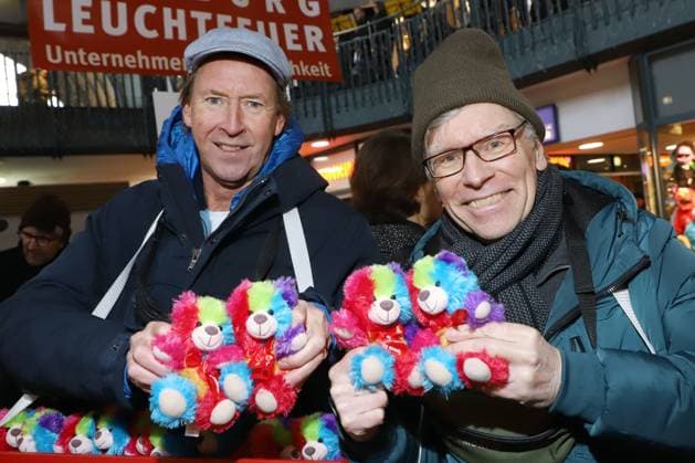 Leuchtfeuer Teddybaeren Charity Aktion Lou Richter, Thorsten Laussch, Leuchtfeuer Teddybaeren Charity Aktion, Hauptbahnhof Hamburg, 20.11.2025 Copyright: xEventpressxBecherx