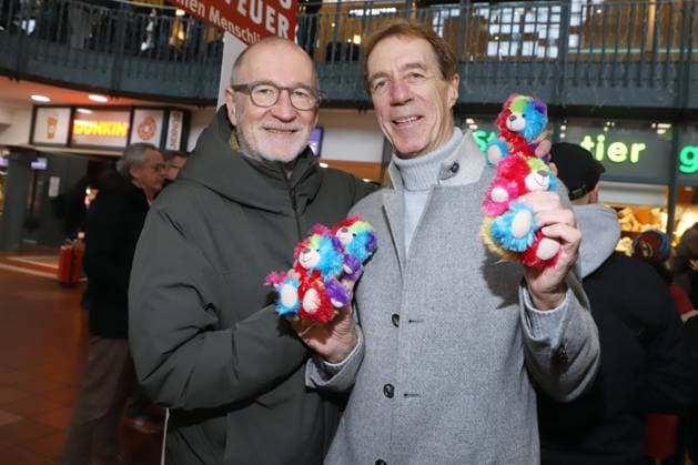 Leuchtfeuer Teddybaeren Charity Aktion Peter Lohmeyer, Helmut Schulte, Leuchtfeuer Teddybaeren Charity Aktion, Hauptbahnhof Hamburg, 20.11.2025 Copyright: xEventpressxBecherx