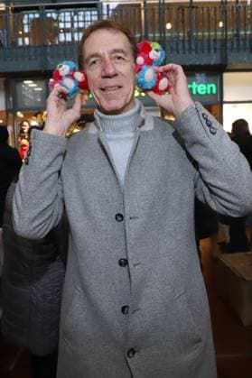 Leuchtfeuer Teddybaeren Charity Aktion Helmut Schulte, Leuchtfeuer Teddybaeren Charity Aktion, Hauptbahnhof Hamburg, 20.11.2025 Copyright: xEventpressxBecherx