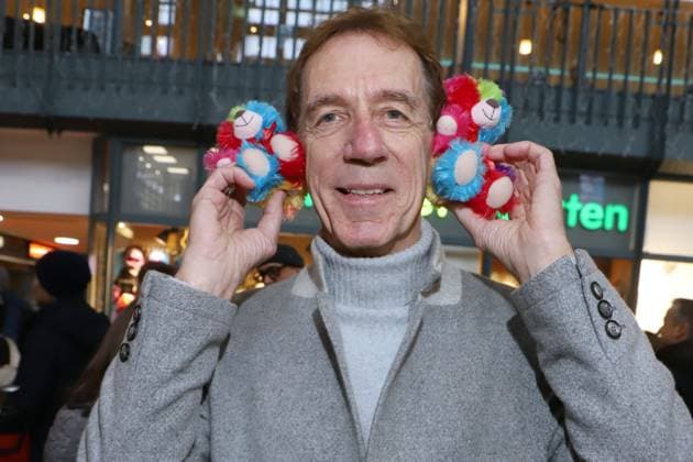 Leuchtfeuer Teddybaeren Charity Aktion Helmut Schulte, Leuchtfeuer Teddybaeren Charity Aktion, Hauptbahnhof Hamburg, 20.11.2025 Copyright: xEventpressxBecherx