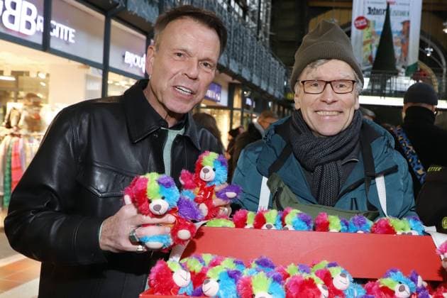Leuchtfeuer Teddybaeren Charity Aktion Ulf Ansorge, Thorsten Laussch, Leuchtfeuer Teddybaeren Charity Aktion, Hauptbahnhof Hamburg, 20.11.2025 Copyright: xEventpressxBecherx