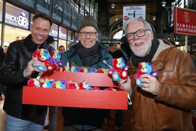 Leuchtfeuer Teddybaeren Charity Aktion Ulf Ansorge, Thorsten Laussch, Wolfgang Trepper, Leuchtfeuer Teddybaeren Charity Aktion, Hauptbahnhof Hamburg, 20.11.2025 Copyright: xEventpressxBecherx
