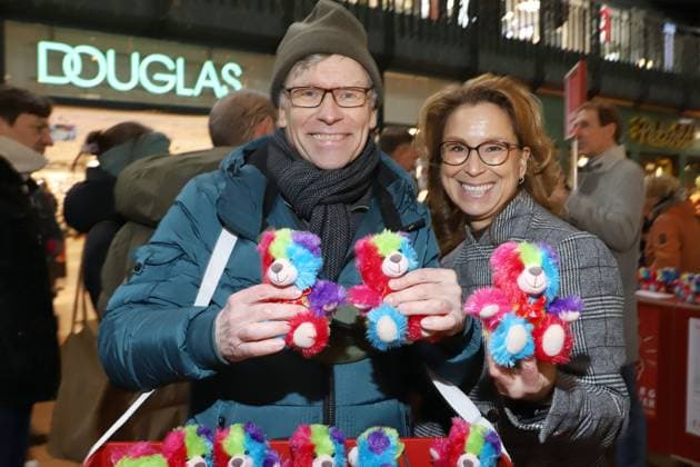 Leuchtfeuer Teddybaeren Charity Aktion Thorsten Laussch, Carola Veit, Leuchtfeuer Teddybaeren Charity Aktion, Hauptbahnhof Hamburg, 20.11.2025 Copyright: xEventpressxBecherx