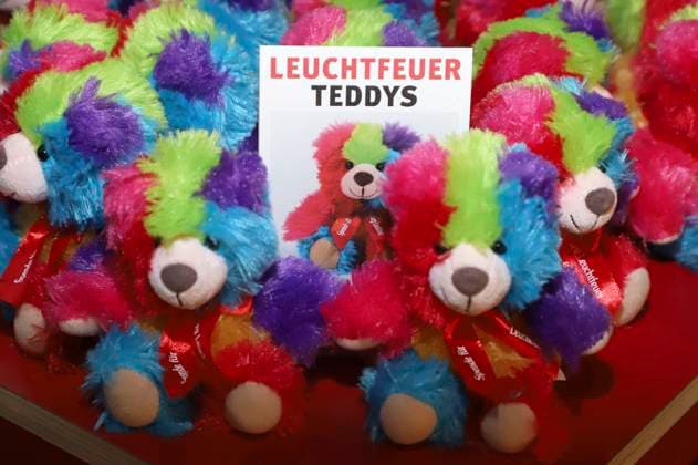 28. Charity Teddybären Verkauf 2025 zugunsten von Leuchtfeuer im Hauptbahnhof Hamburg. Hamburg, 20.11.2025