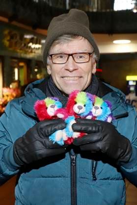 Thorsten Laussch beim 28. Charity Teddybären Verkauf 2025 zugunsten von Leuchtfeuer im Hauptbahnhof Hamburg. Hamburg, 20.11.2025